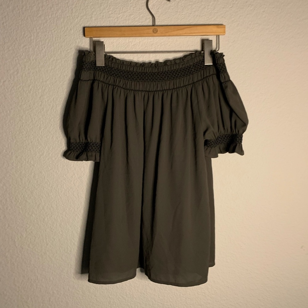 Off the shoulder shirt with detailed stiching